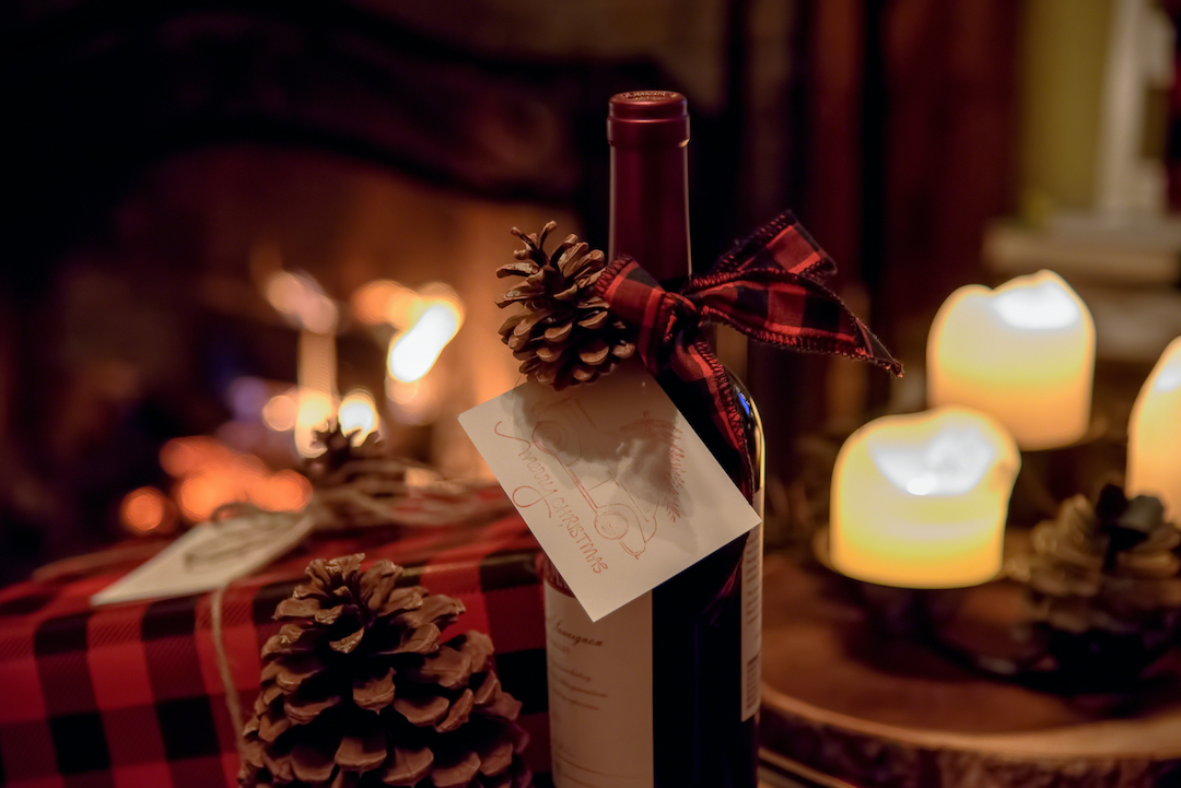 stół z winem na prezent świąteczny